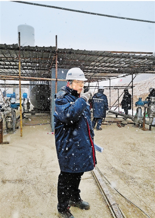 热试台,蓝箭航天高级测试系统工程师张昉正在工作中.